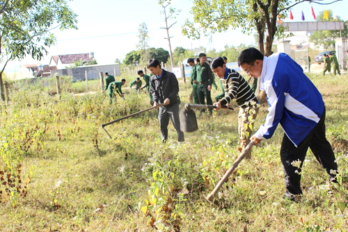 Đoàn viên thanh niên 5 lực lượng tổ chức phát quang, dọn vệ sinh tại trường tiểu học Ka Pa Kơ Lơng